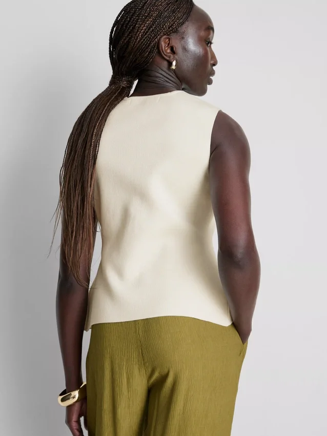Formet vest med knapper