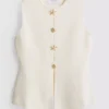 Formet vest med knapper