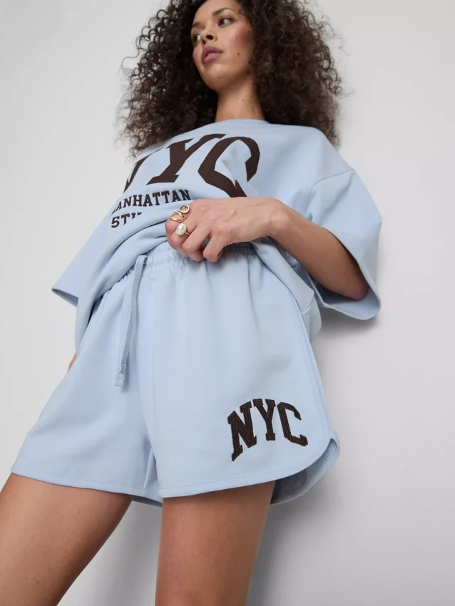 Fritidsshorts med høy bomullsandel i avslappet NYC-stil