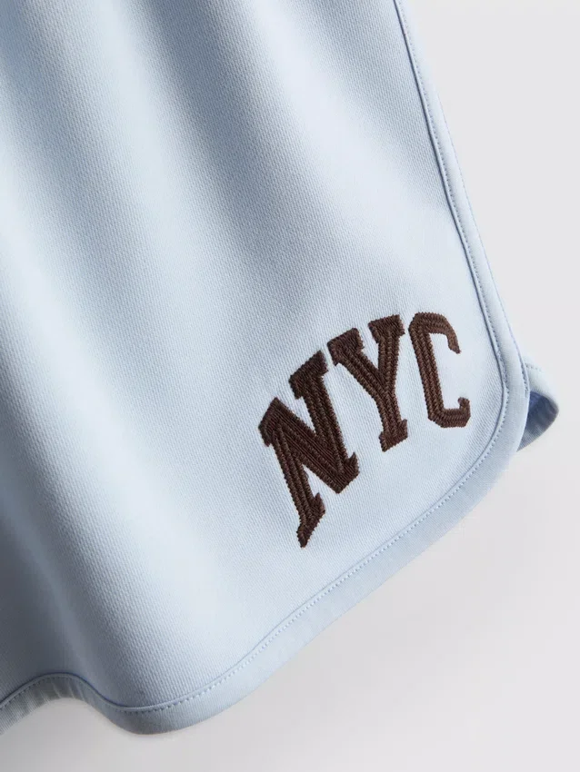 Fritidsshorts med høy bomullsandel i avslappet NYC-stil