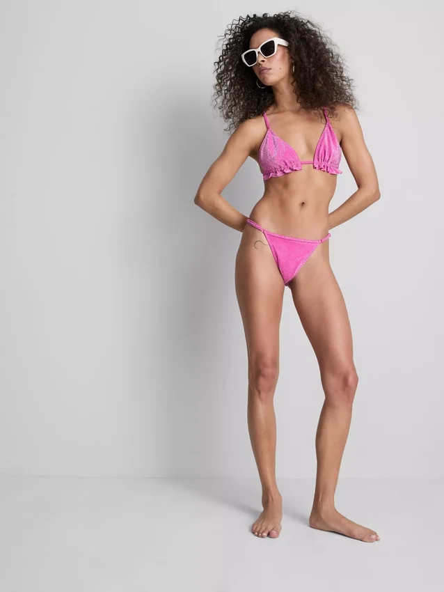 Glitrende trekantet bikinitopp med volanger