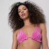 Glitrende trekantet bikinitopp med volanger