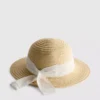 Hatt med broderie anglaise-mønster