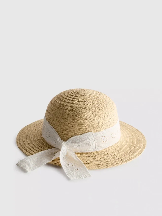 Hatt med broderie anglaise-mønster