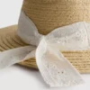 Hatt med broderie anglaise-mønster
