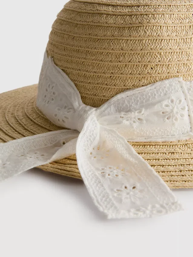 Hatt med broderie anglaise-mønster