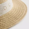 Hatt med broderie anglaise-mønster