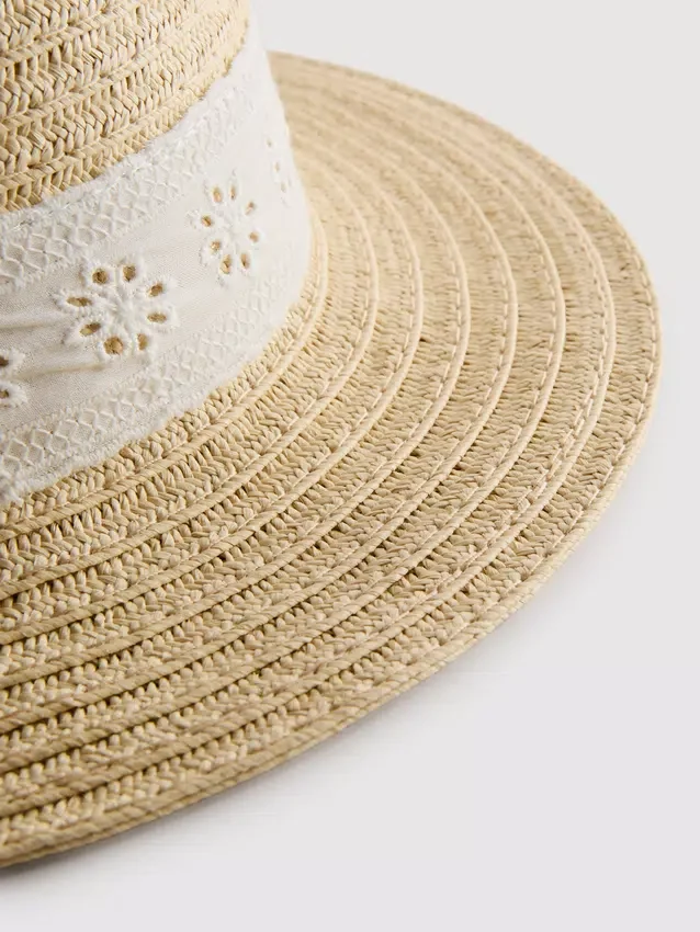 Hatt med broderie anglaise-mønster