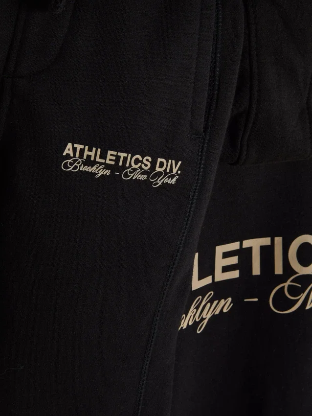 Hettegenser- og joggebuksesett fra Athletics-kolleksjonen
