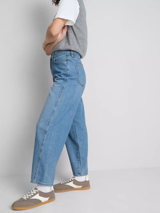 Jeans i bomullsdenim med avsmalnende, rette ben