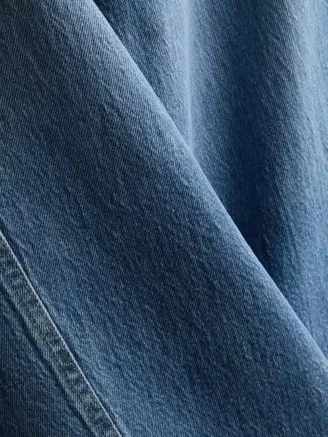 Jeans i bomullsdenim med avsmalnende, rette ben