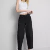 Jeans i bomullsdenim med høy midje og smalere ben