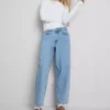 Jeans i bomullsdenim med høy midje og smalere ben