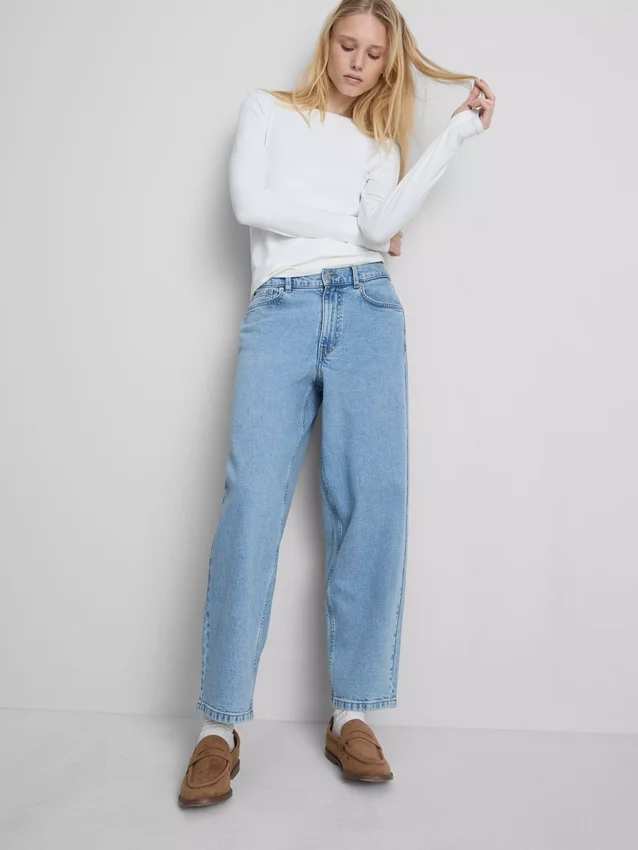 Jeans i bomullsdenim med høy midje og smalere ben