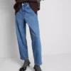 Jeans i bomullsdenim med høy midje og smalere ben