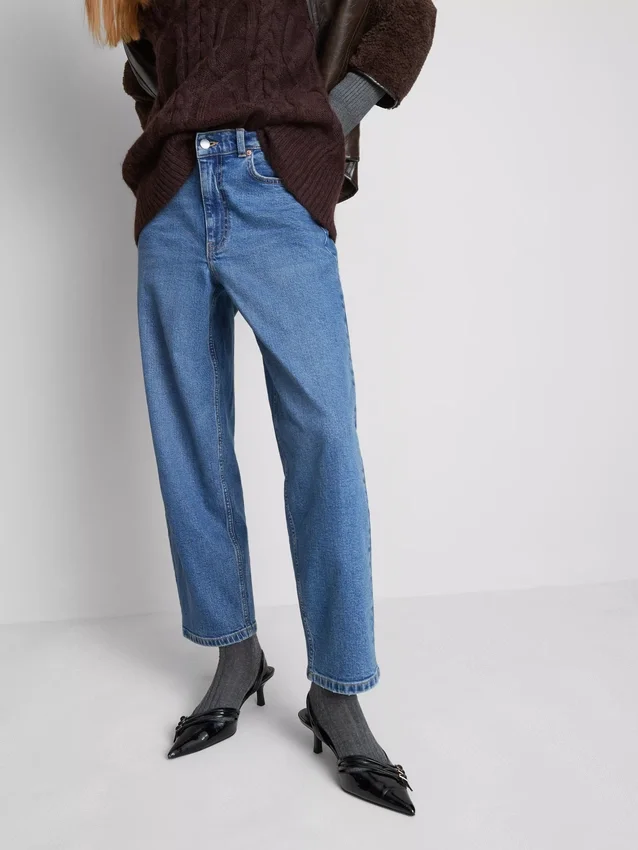 Jeans i bomullsdenim med høy midje og smalere ben