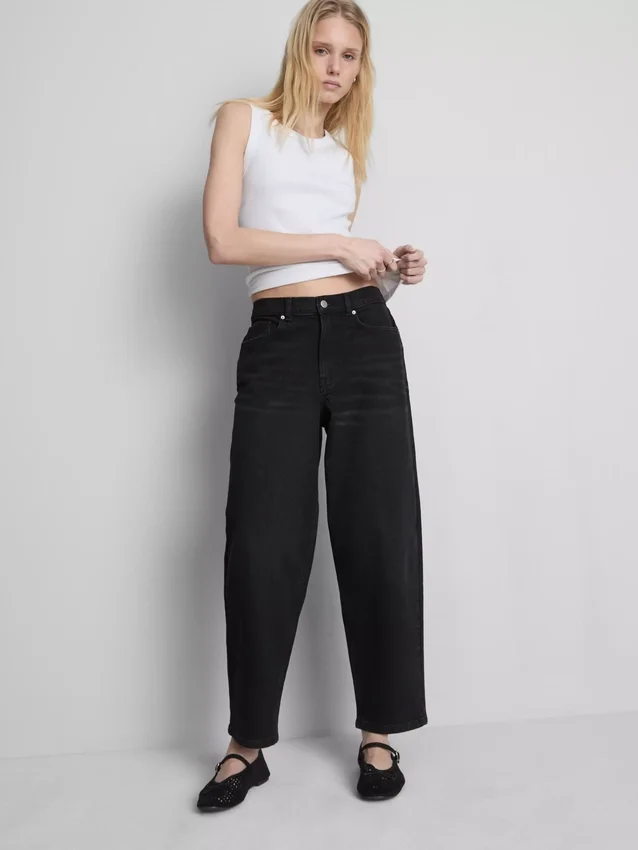 Jeans i bomullsdenim med høy midje og smalere ben