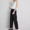 Jeans i bomullsdenim med høy midje og smalere ben