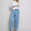 Jeans i bomullsdenim med høy midje og smalere ben