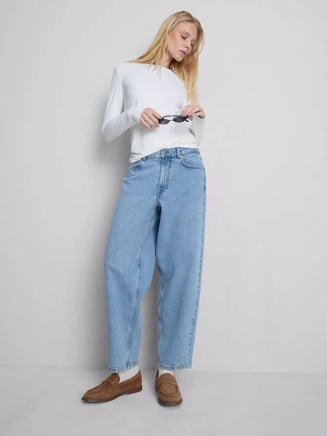Jeans i bomullsdenim med høy midje og smalere ben