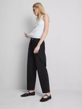 Jeans i bomullsdenim med høy midje og smalere ben