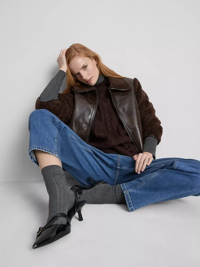 Jeans i bomullsdenim med høy midje og smalere ben