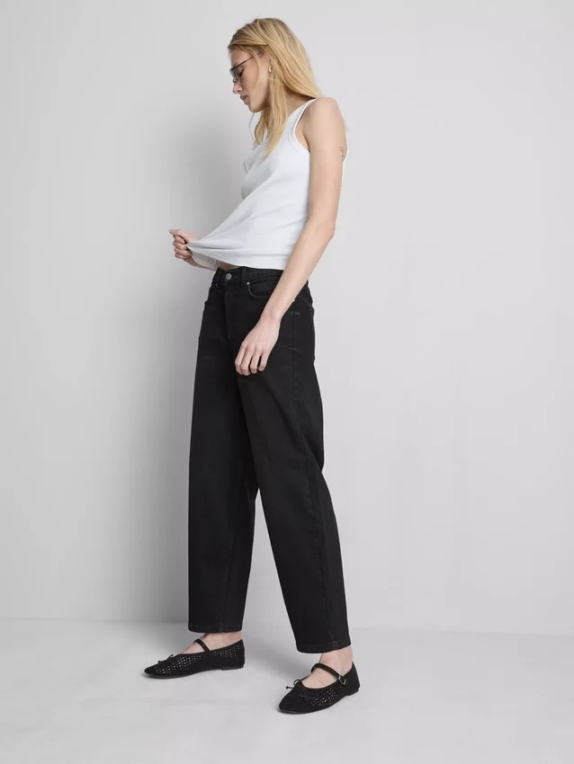 Jeans i bomullsdenim med høy midje og smalere ben