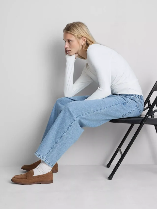 Jeans i bomullsdenim med høy midje og smalere ben