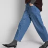 Jeans i bomullsdenim med høy midje og smalere ben