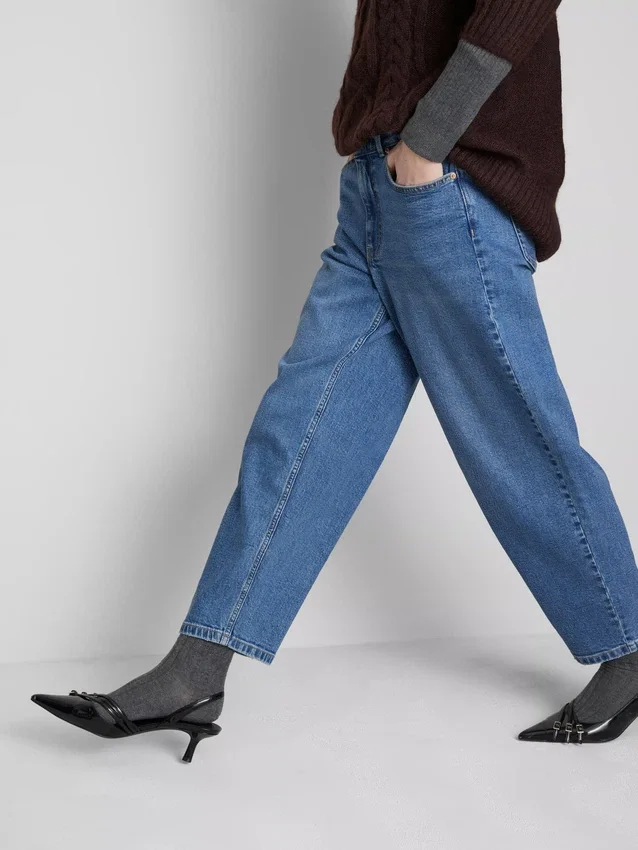 Jeans i bomullsdenim med høy midje og smalere ben