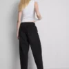 Jeans i bomullsdenim med høy midje og smalere ben