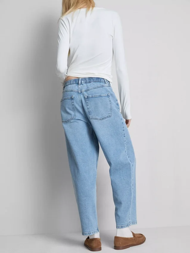 Jeans i bomullsdenim med høy midje og smalere ben
