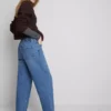 Jeans i bomullsdenim med høy midje og smalere ben