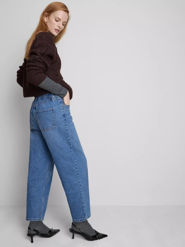 Jeans i bomullsdenim med høy midje og smalere ben