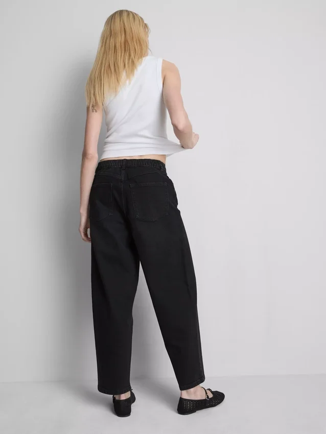 Jeans i bomullsdenim med høy midje og smalere ben