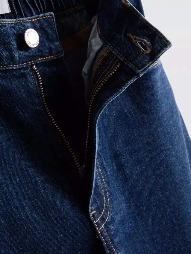 Jeans i bomullsdenim med høy midje og smalere ben