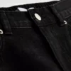 Jeans i bomullsdenim med høy midje og smalere ben