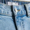 Jeans i bomullsdenim med høy midje og smalere ben