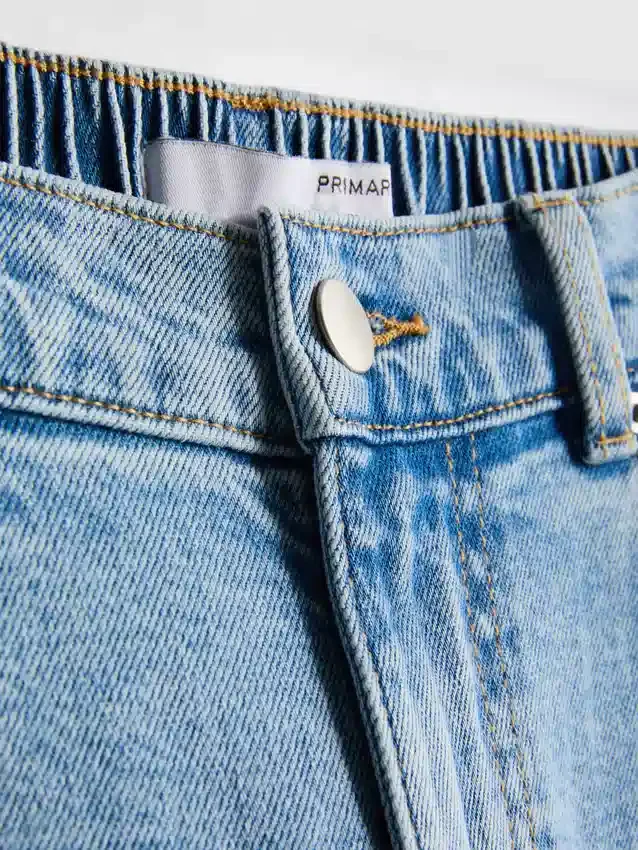 Jeans i bomullsdenim med høy midje og smalere ben