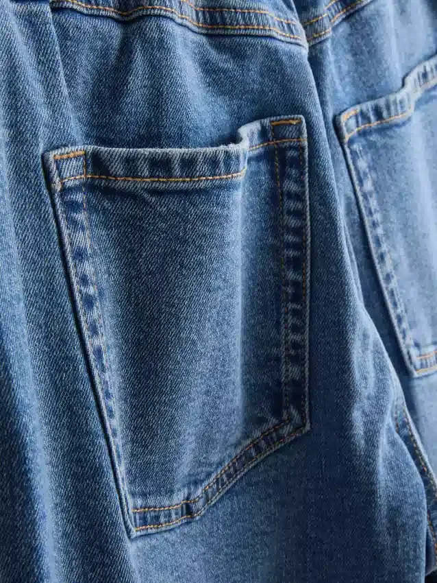 Jeans i bomullsdenim med høy midje og smalere ben