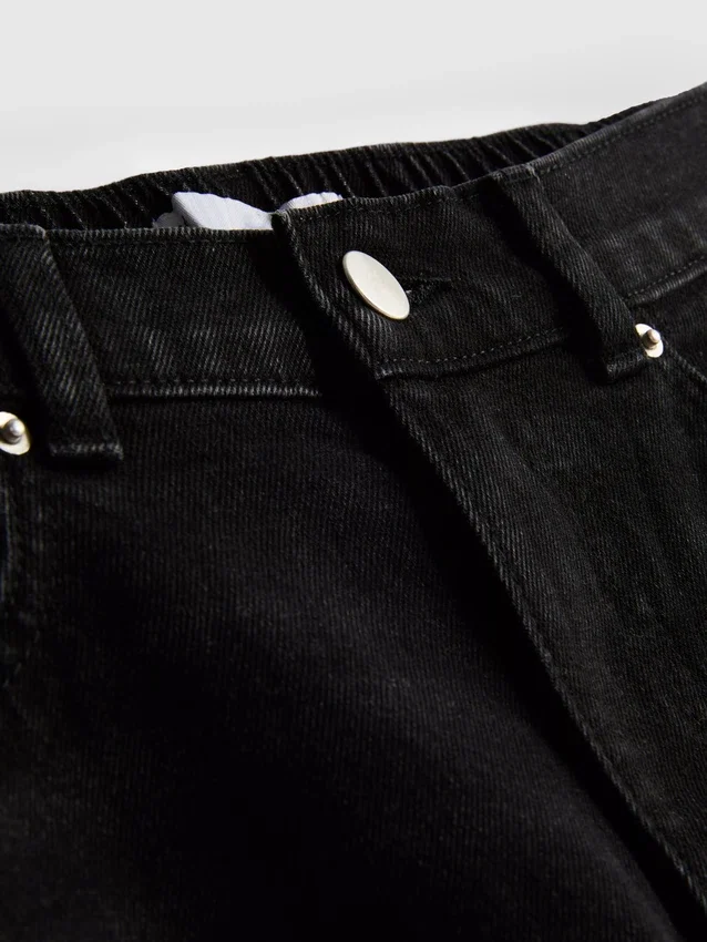 Jeans i bomullsdenim med høy midje og smalere ben