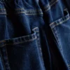 Jeans i bomullsdenim med høy midje og smalere ben