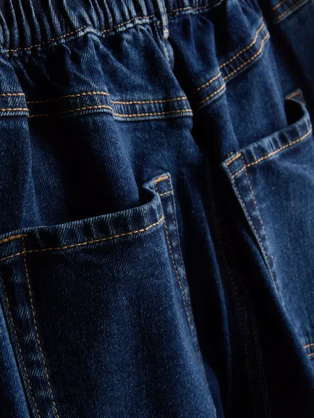 Jeans i bomullsdenim med høy midje og smalere ben