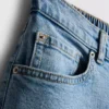 Jeans i bomullsdenim med høy midje og smalere ben