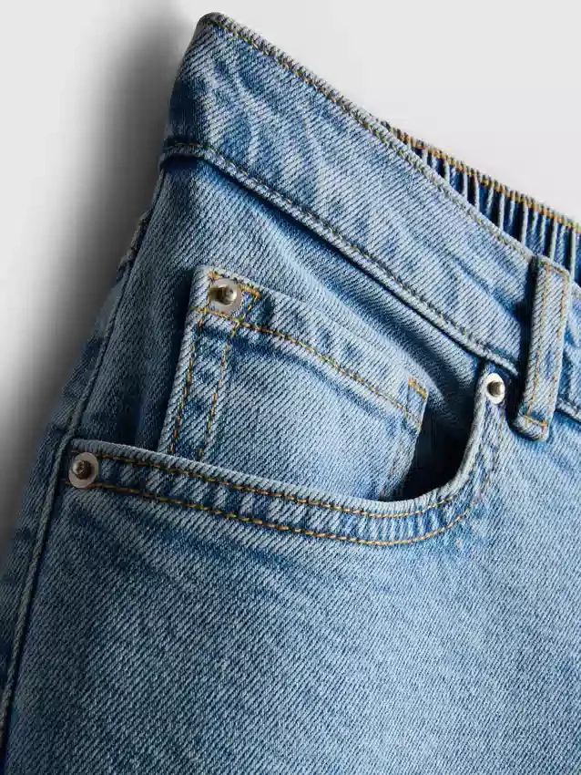 Jeans i bomullsdenim med høy midje og smalere ben