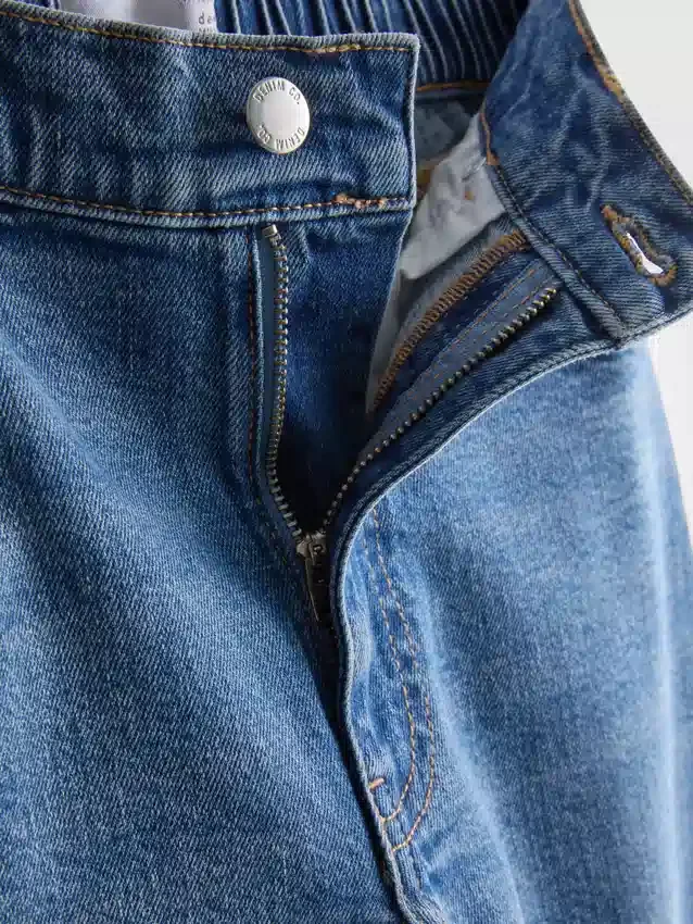 Jeans i bomullsdenim med høy midje og smalere ben