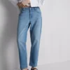 Jeans i bomullsdenim med middels høy midje og rette ben