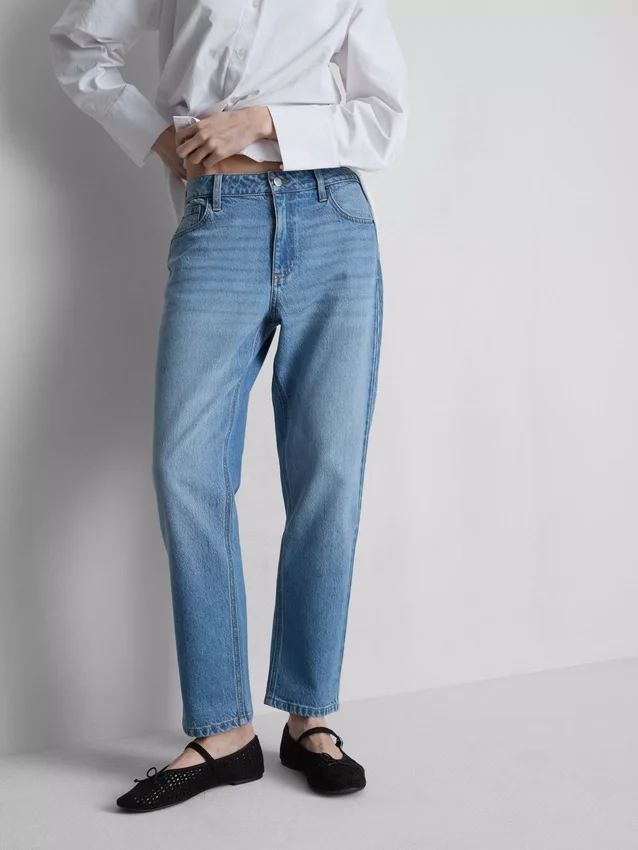 Jeans i bomullsdenim med middels høy midje og rette ben