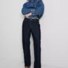 Jeans i bomullsdenim med middels høy midje og rette ben