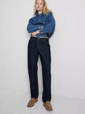 Jeans i bomullsdenim med middels høy midje og rette ben